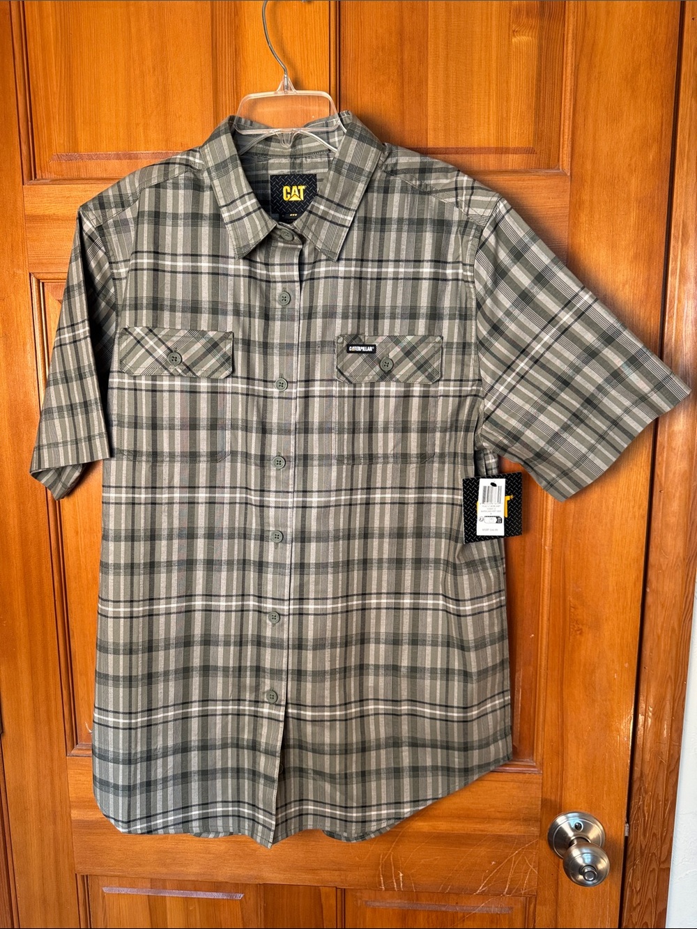 NWT Caterpillar CAT Olive and Gray Plaid Short-Sleeve Button-Down Shirt Size M